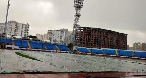 قبل ساعات من لقاء الاتحاد وسيراميكا.. أمطار كثيفة على استاد الإسكندرية (صور)